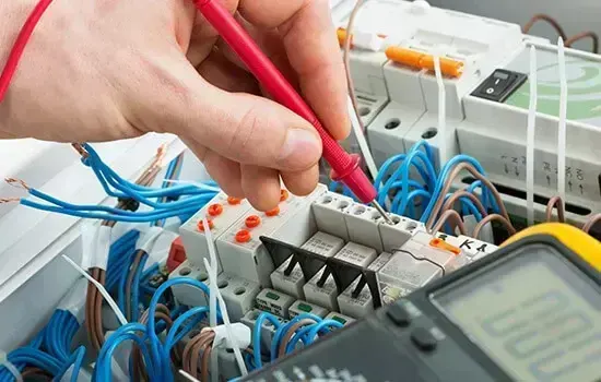 Professional electrician in Clapham